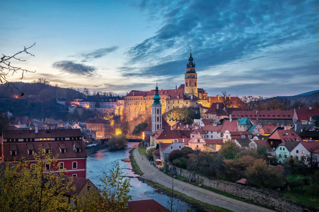 Despre Cesky Krumlov  cesky krumlov czechia peisaj urban la amurg