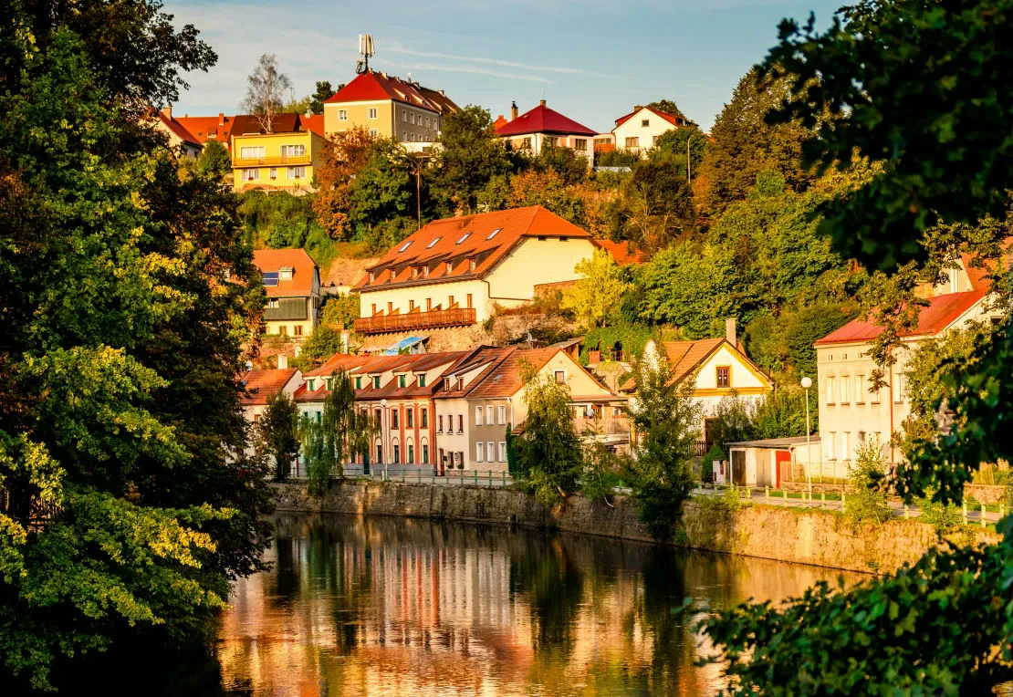 Despre Cesky Krumlov  raze de soare seara peisaj riveran si cladiri vechi