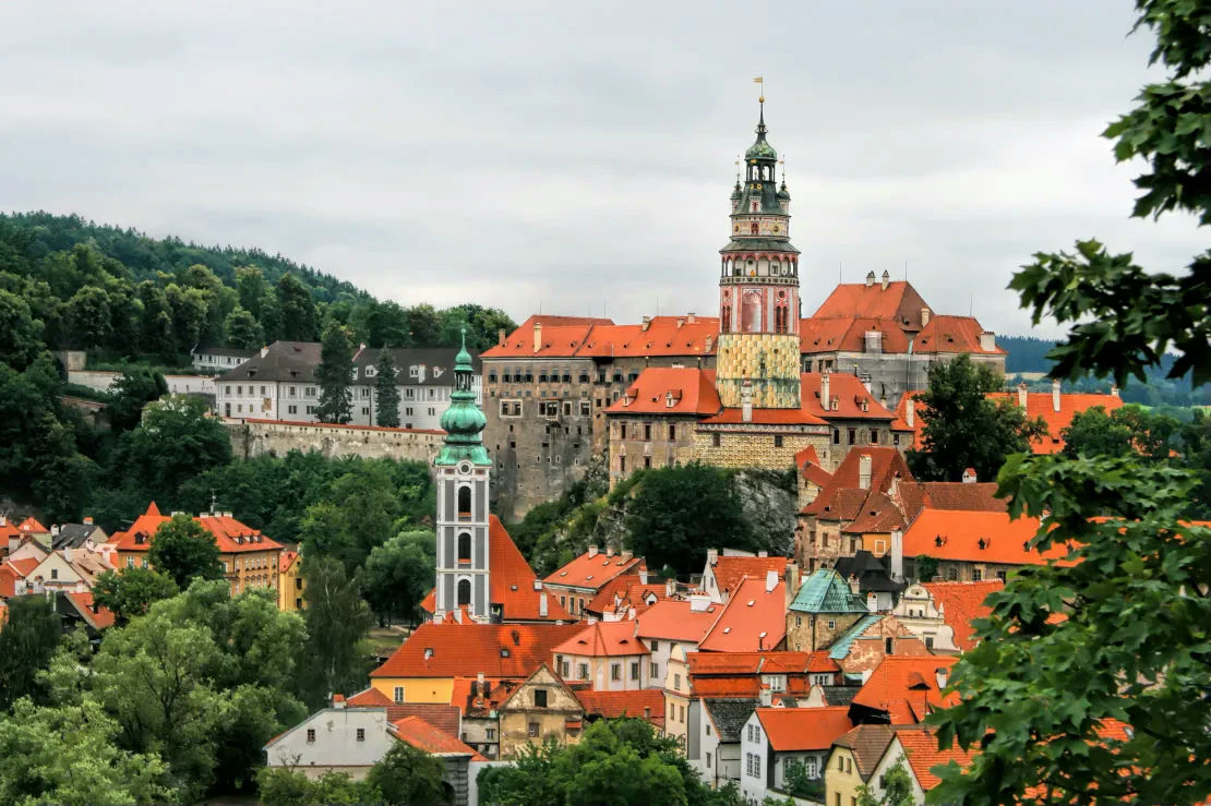 Despre Cesky Krumlov  vedere frumoasa de la turnul castelului din bohemia veche