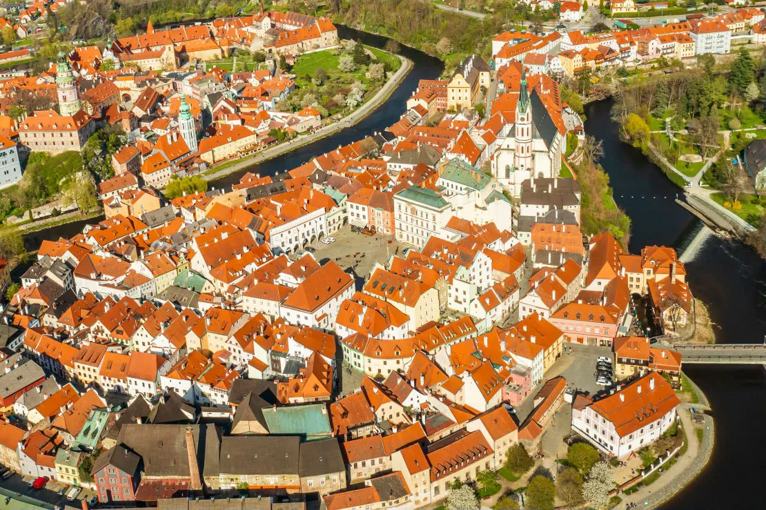 Despre Cesky Krumlov  vedere panoramica de deasupra a uluitoarei destinatii turistice vechi