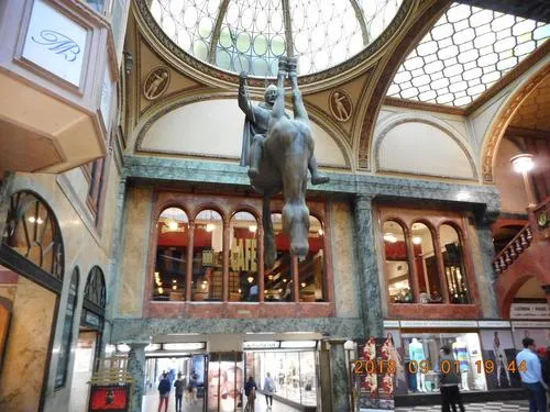 Statuia răsturnată a regelui Wenceslas călare pe un cal mort.