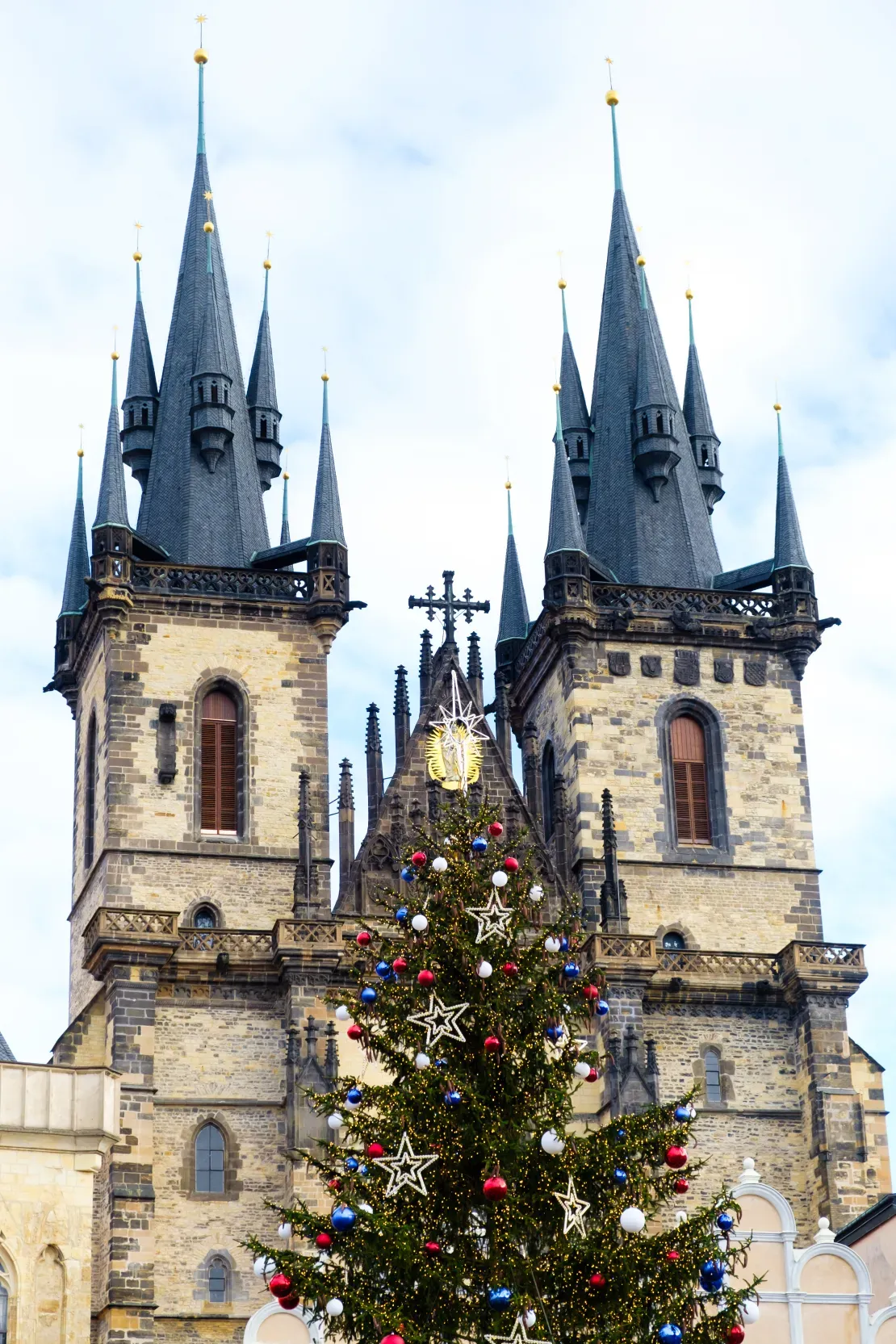 Despre Praga  brad de craciun cu bile colorate in centrul vechi praga