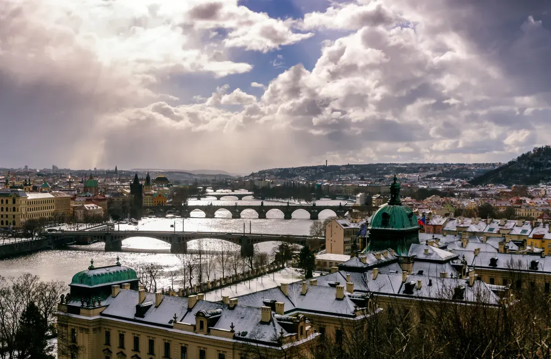 Despre Praga  turnurile podului charles si cartierul vechi praga