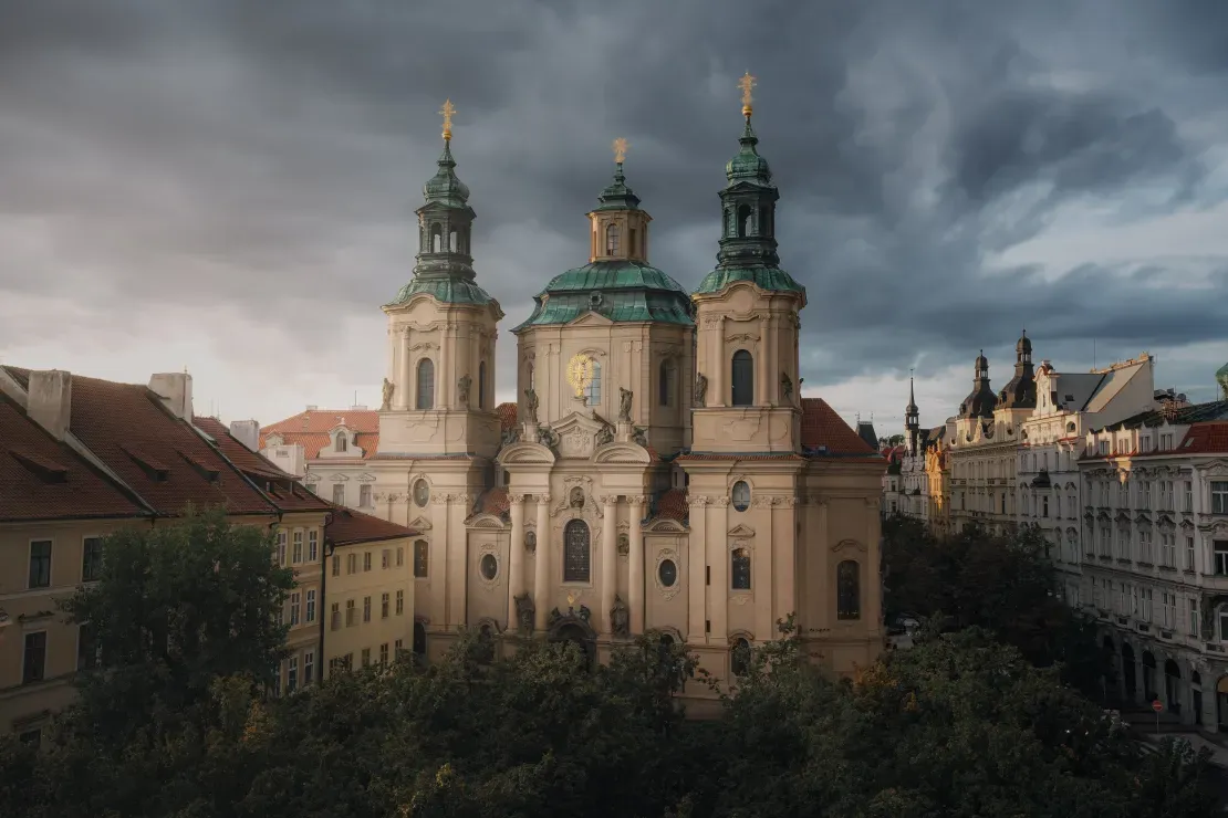 Despre Praga  vedere aeriana biserica sfantul nicolae stare mesto praga