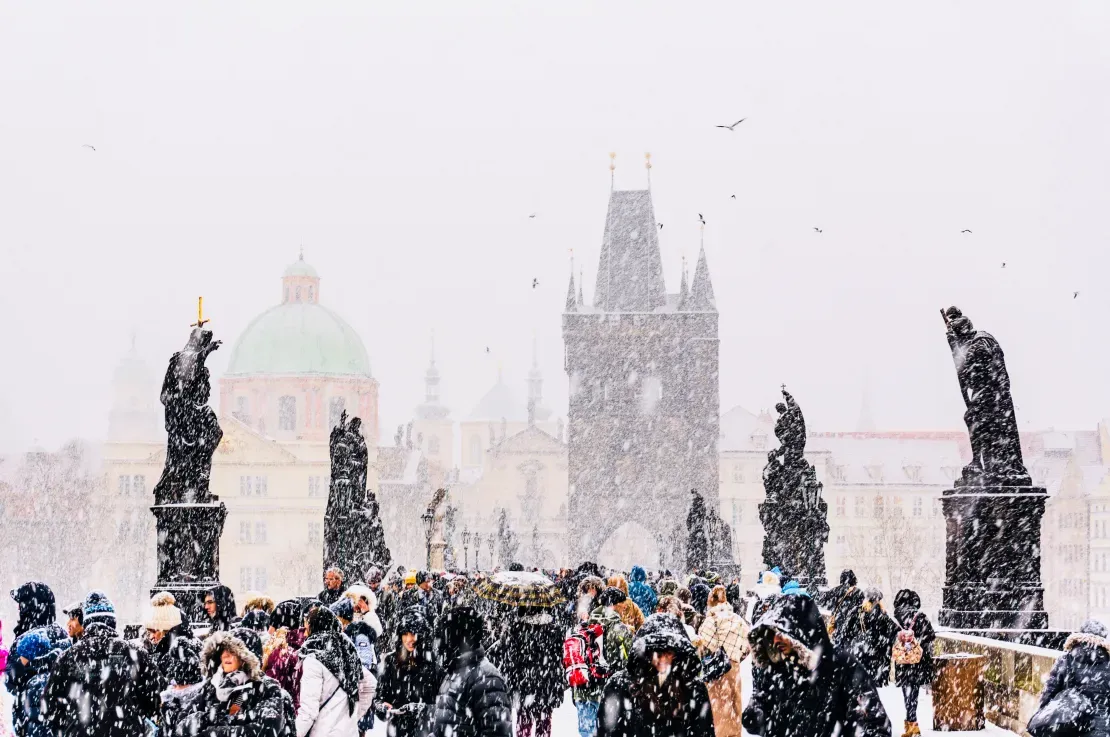 Despre Praga  zi ninsa pe podul charles praga